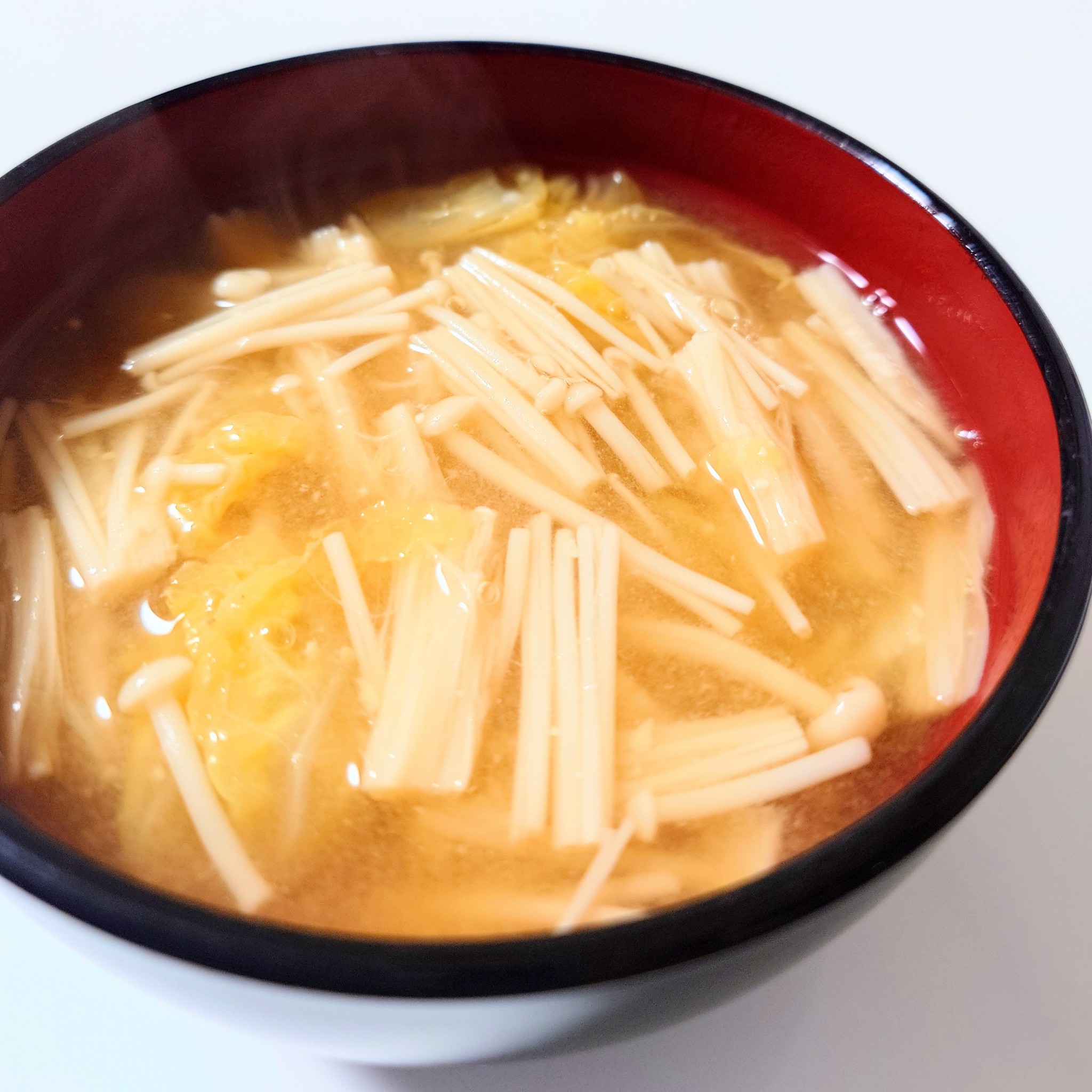 豚ばらとえのきの白菜蒸し』 手をかけレシピはこちら💁🏻 @mmmorrrowいよいよ冬らしい冷え込みが始まりました❄️風邪をひかないようにビタミンをしっかりとって、お腹の中から温めるのが大切✊ 白菜をたっぷり使って、その水分だけで蒸しあげるワンパン料理です。にらと