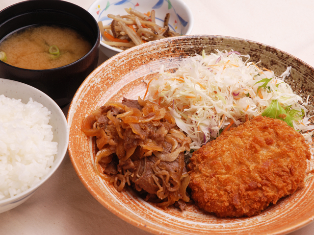 東名阪三重県桑名市 大山田パーキングエリア のんびりと旅の途中にお立ち寄り下さい‼️ はまぐりあげてん みたらし 五平餅 厚切り塩たん 柔らか牛串松阪牛コロッケ たこ焼き ソフトクリーム などなど 映えるものはないですが‼️ おいしくご提供します‼️サービスエリア