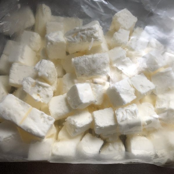 冷凍ブルーベリーで『ブルーベリーアイス』 ①冷凍ブルーベリー 100g 生クリーム 200ml 砂糖 45g を保存袋に入れて、口をしっかり閉じてからもみ混ぜる②均等に冷やすため、平にして冷凍庫で約2時間ほど冷やし固める ③袋から出したアイスを器に盛ったら完成！ ☆人気