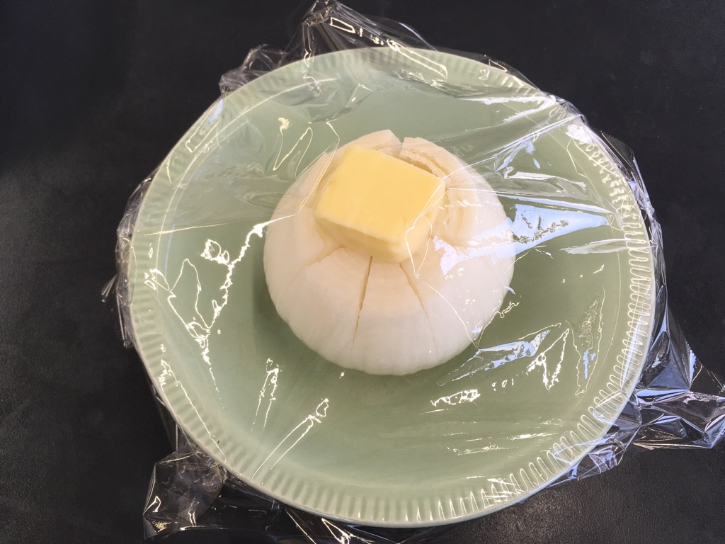 レンジで簡単！「丸ごと新玉ねぎのレンジ蒸し バターしょうゆ」レシピ、読者2人が作りました！ 榎本美沙さんレシピLEE