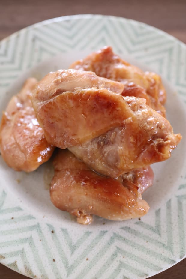 フライパンで一発！漬け込みガーリック照り焼きチキン材料鶏もも肉 1枚 250g片栗粉 大さじ4 醤油 大さじ1 みりん 大さじ1にんにくチューブ 3㎝ だしの素 小さじ1 マヨネーズ 大さじ1作り方①鶏もも肉を薄く一口サイズに切る ②袋に鶏もも肉、片栗粉