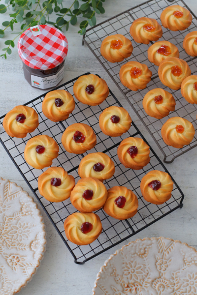 絞り出しクッキー。 柔らかいクッキー生地を絞り出して、焼いた後にアプリコットジャムをサンドします。仕上げは粉糖。生地にはレモンの皮のすりおろしをいれて爽やかに🍋 リリエンベルグでもこんな感じのクッキーが昔から定番でありますが、本当に大好きです！美味しい