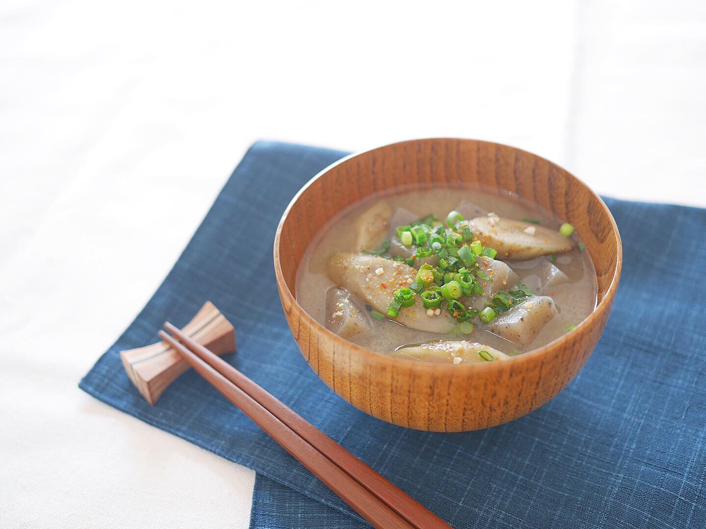 つるんっ♪がくせになる！ ねぎとワンタンのみそ汁