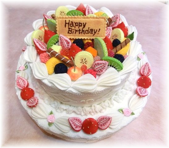 フェルトのケーキ🎂❤️ 小さいホールケーキです🥰💕 可愛いです*´꒳`*型紙▶︎ @manimani_mamagoto さま♡フェルト フェルトままごと おままごと ままごとセット フェルトケーキ ケーキ ホールケーキ フェイクフード フェイクスイーツ ハンドメイド作家 手芸
