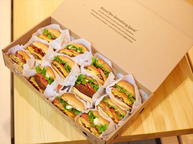 シャックバーガーダブル、ポテトレギュラー、コーヒーシェイク - Photo de Shake Shack Gaien, Minato -Tripadvisor