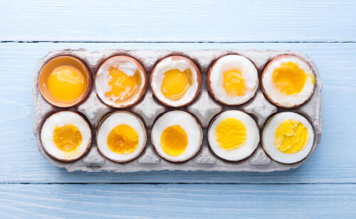 材料3つ！袋に漬けるだけ冷蔵庫にあると嬉しい味玉🥚 醤油麹があれば たくさん調味料を入れなくても めちゃくちゃ美味しいのができる🥹うまみがすごい〜！ 醤油麹がある方は ぜひぜひ作ってみてほしいです🙌 ごはんにもお酒にも合いますよ♩ 保存についてですが 生卵