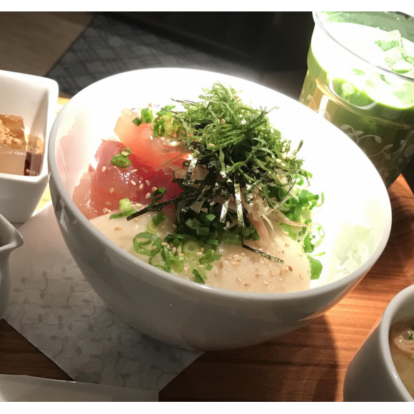 まぐろとアボカドのとろろユッケ