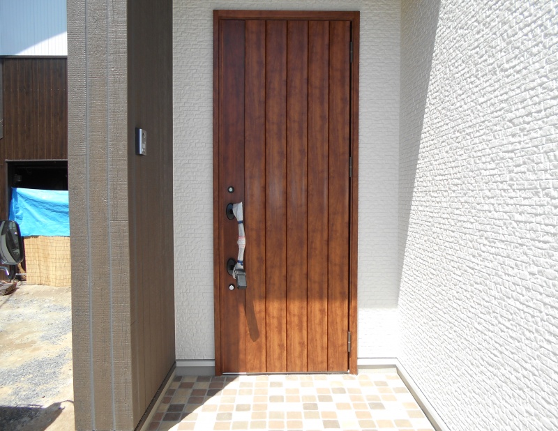 ✦玄関ドアまとめ✦ お客様を家に招くとき、一番最初に目に入るのが玄関ドア！ 玄関周りがお洒落だと「お、この家すてきだな」と一目見た時の印象がぐっと良くなります ぜひ参考にしてみてください♪ ✿--------------------------------------✿シンセイ建設株式会社