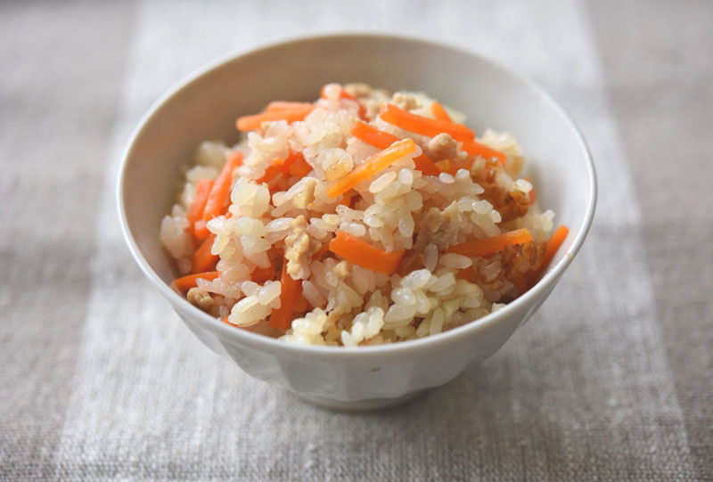 炊飯器で炊くだけ♪にんじんと鶏肉の炊き込みご飯