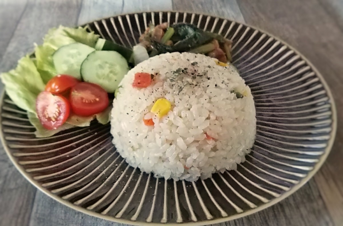 🍚👩‍🍳炊飯器で作る ベジタブルピラフ👩‍🍳🍚, とってもカンタン！, 材料を炊飯器に入れ炊くだけ♪, ▼材料▼, 米1カップ,水1カップ, ウインナーソーセージ3本, ミックスベジタブル 冷凍50g, ▼A, 基本のトマトソース50ml, バター5g, ブイヨン 固形1個, 粉チーズ、イタリアンパセリ各適量,
