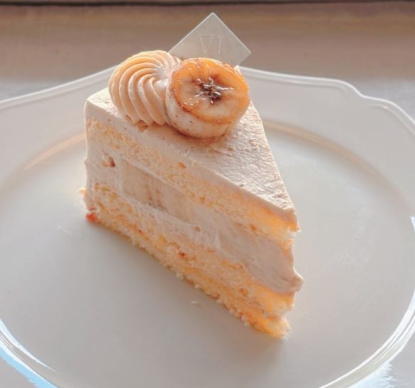 🔛キャラメルバナナのショートケーキタルトタルトの生地はサクサクのシュクレ生地。 土台はチョコレートです！ 以前大人気だったバナナ とチョコレートの組み合わせがショートケーキとなって登場です👩🏻‍🍳 軽めのキャラメルクリームでナッペをし、バナナとチョコ