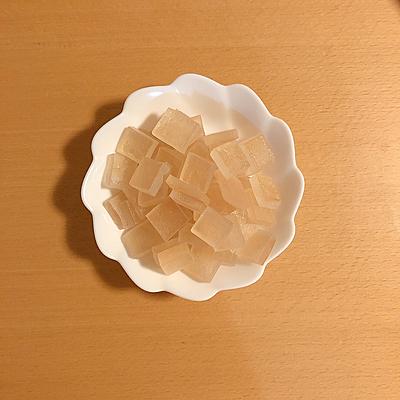 nittohblacktea.jpで 過去1番保存されたレシピ♪ 「紅茶の琥珀糖」日東紅茶スイーツレシピ は @nittohblacktea.jpから💕 材料4つでできる、簡単レシピです☕ シャリッとした食感で紅茶の風味が口いっぱいに広がります✨ 💎紅茶の琥珀糖💎材料デイリークラブ