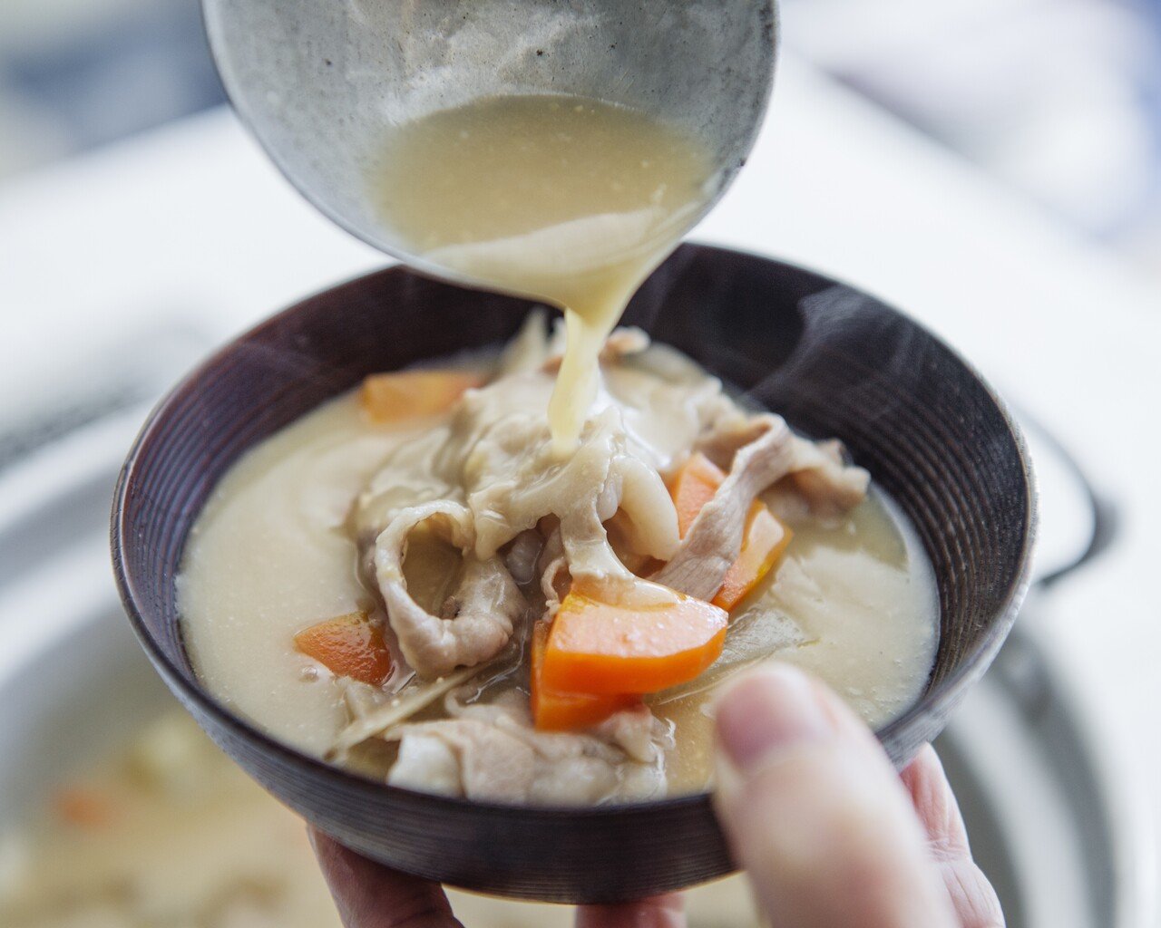 こんばんは😊 今夜は栗原はるみさんのレシピで ほうれん草とえのき豆腐あんかけ味付けの仕上げに万能調味料のコレイージャンも加え、盛り付けの時に七味唐辛子をふりかけ、和がらしを添えました。家にある材料で簡単に作れて美味しかった😋 半分に切った竹輪にスライス
