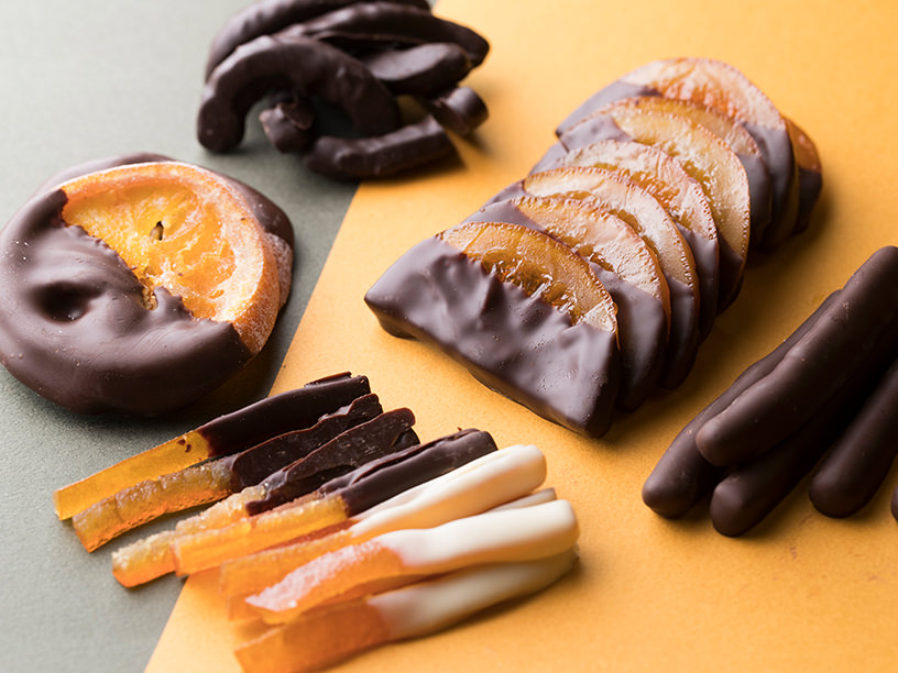 手作りオレンジシフォンケーキ 6号 バースデーシフォンケーキ🎂 オレンジシフォン🍊 チョコ生クリームといちじくでアレンジ オレンジシフォンは ドライオレンジ入りでそのままでも美味しい シフォン😋 チョコと合わせて更に美味しく🍫 おすすめの組み合わせです♪ お誕生日