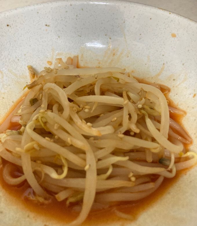 から～～い！うま～～い！ もやしレシピです！ ごま油でもやし炒めて ふ～塩辛ミックスかけて炒めるだけ。 これだと鬼辛いのでふ～塩と半々で使うのがおすすめです 笑辛い辛いもの辛い物中毒辛い物好き辛いもの好き辛いの大好きふー塩もやしもやし