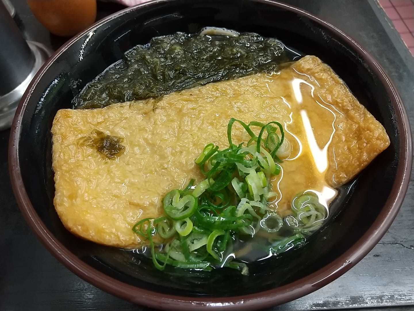 阪急逆瀬川の駅そば。 駅そばのイメージのないところで、今まで見落としていた。 やたら定食だの他のメニューが多い。 おぼろそば。490円。 味は駅そば 。値段は、その辺の蕎麦屋 笑