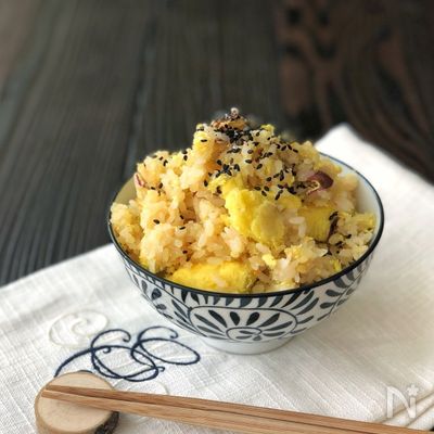 秋の味覚、 さつまいもとしめじを使った❪ 炊き込みご飯 ❫です ‪𓂃 𓈒𓏸 さつまいも本来の甘さメインで、 小さい子ども向けの優しい味付けにしています🍠 ︎︎︎︎☑︎具材の大きさは月齢に合わせて調整してください 食べる時に刻み海苔をのせても美味しいよ‬