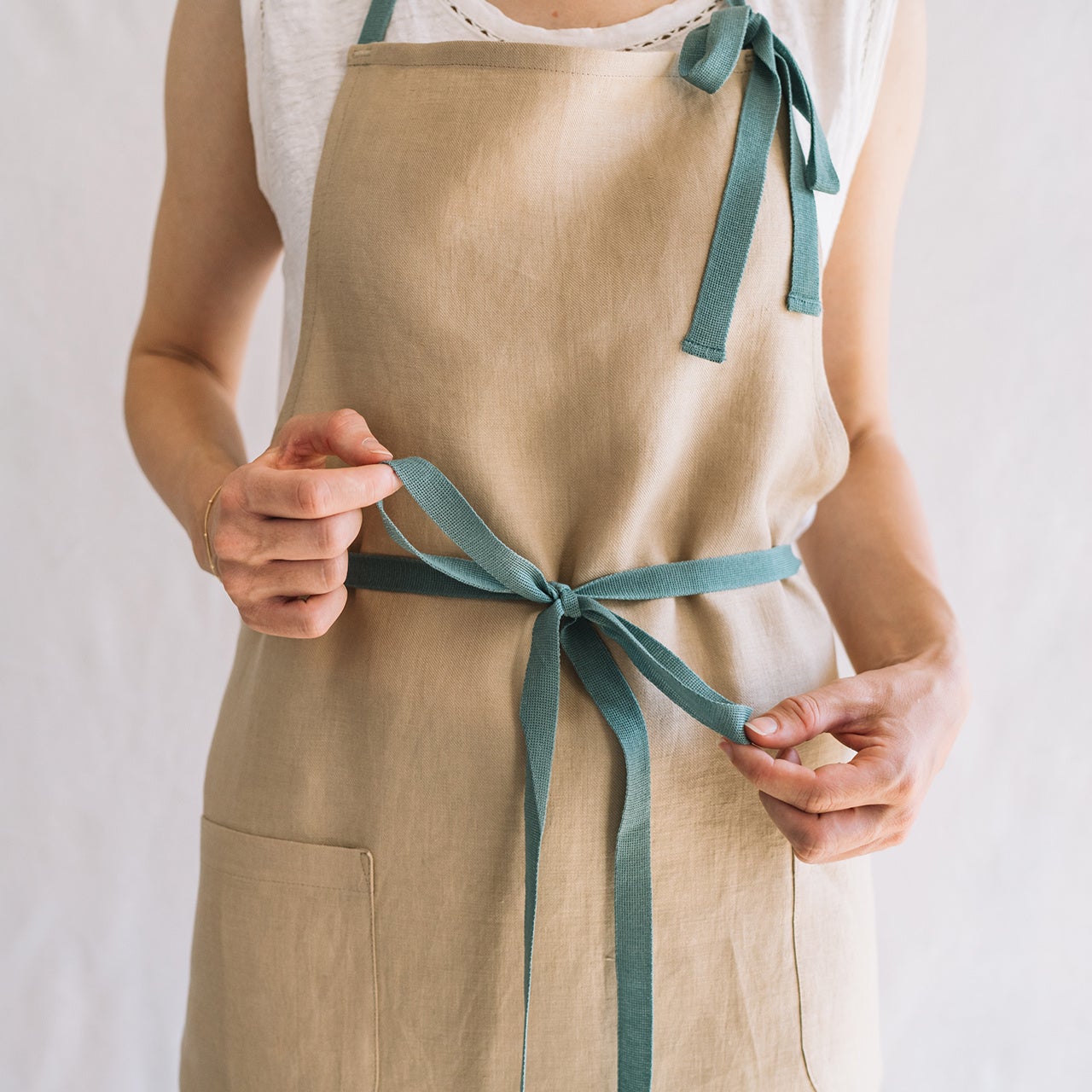 エプロン 長め リネン グレー イエロー ブラウン パープル ブルー90201-gy 90201-ye 90201-br 90201-pu90201-blLino e lina 100cm フルエプロン シンプル 麻 おしゃれバリ島直輸入！アジアン雑貨・家具の通販 アジア工房 本店