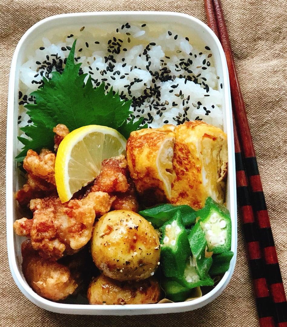 🌿おべんとう記録🌿 今日のおかずは・ふんわり甘い玉子焼き🍳 ・ウインナーときんぴら風おかず🌶 ・さっぱりおくらのおひたし✨・ちりめん山椒でごはんがすすむ🍚 ・じゅわっとおいしいから揚げ🍗 ⁡ 彩りも栄養バランスも◎ 開けた瞬間に元気になれるお弁当になりまし