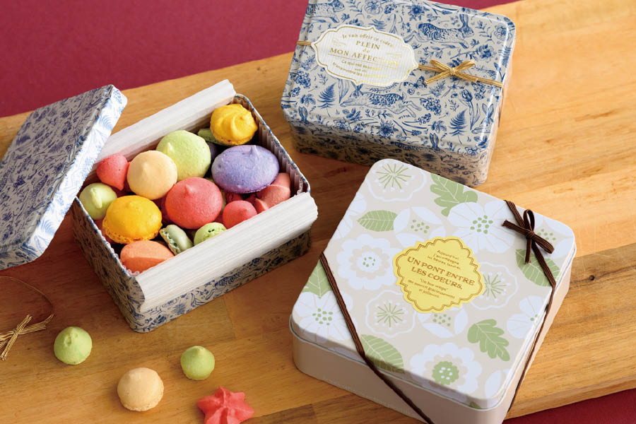 no.79 クッキー缶のラッピング * 100円ショップで細長い缶を発見！さっそく余っていたクッキーを詰めてみました。 クッキー はびっしり詰めるのがおすすめです。 隙間があるとクッキー同士がぶつかり合って割れる原因になります 。 * ラッピングに使った紐とシールも100円