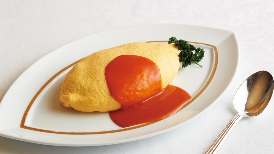 トマトソースのオムライス 537円 」 2024年10月8日発売、セブンイレブンの新商品。 ケチャップライスにふんわりとした玉子をのせ、たっぷりの トマトソースにトマト具材を盛りつけたオムライスです。 販売地域は、福島県、関東、山梨県、長野県、近畿、九州です。 味