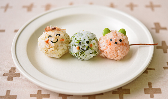 離乳食期の「おにぎり」は手づかみ食べにぴったり！簡単な作り方からおすすめ具材レシピを紹介HugKum はぐくむ