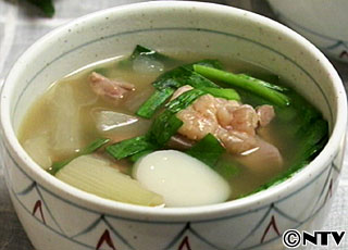 鍋に入れて煮るだけ！ ほろほろ柔らか！ 鶏と大根のスープ🍲」 . あぁ〜、 染み入る🤤 なんと滋味深い味わい🤤 シンプルな鶏と大根の優しい旨みを味わってね！ タレも最高です . @osamusue @etooo.kazuyaYouTubekohkentetsukitchenコウケンテツ簡単レシピ鶏