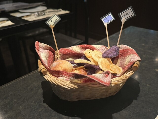 中央・総武線 本八幡駅で見つけた 「Lamp Light じゃがいも」 @jyagamaster「いつも脇役のじゃがいもを主役に」そんな想いで始めたポテト料理専門店！ 多い時で約25種類のじゃがいもを使い、品種の特徴にあった料理を提供しています。 6種類のじゃがいもから好みの