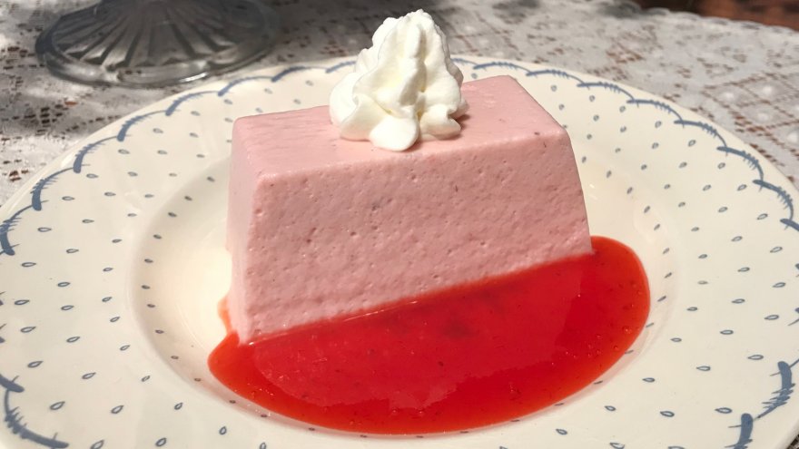 ふわふわババロアと苺ソース