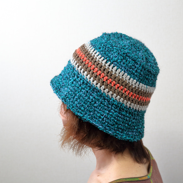 かぎ針編みのつばが付いた麦わら帽子。夏の日よけにぴったりの帽子です。 - ショップ Bags&Backpacks-Studio 帽子 - Pinkoi