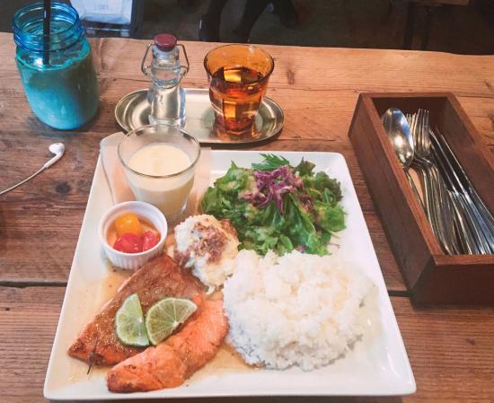 しまなみ海道の海カフェ 伯方島の老舗パティスリー「Patisserie T's cafe 玉屋」でフルーツたっぷりスイーツをるるぶ&more