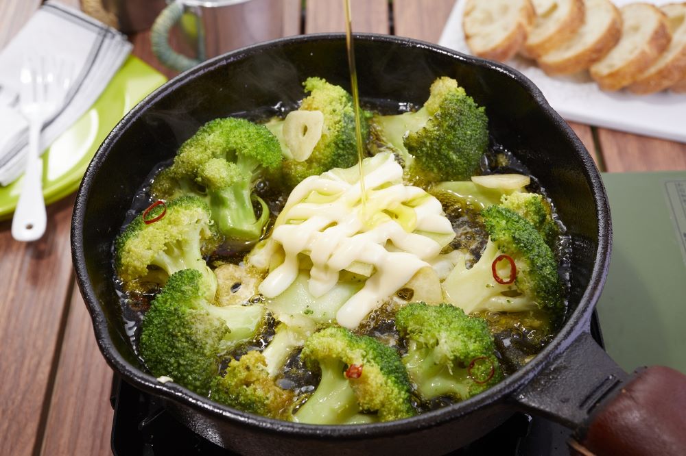 これフライパンひとつで超簡単なのにやみつきになります！『ブロッコリーのバターチーズ焼き』の作り方 - てぬキッチン