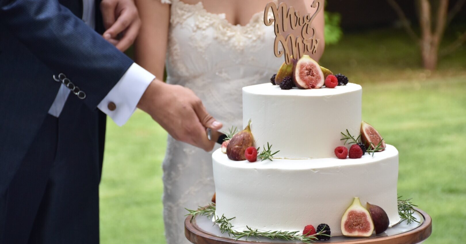 一緒に美味しいものを作っていこう, という意味を込めて, バームクーヘンに砂糖をかける演出をしました 🎂𓂃𓈒𓏸︎︎︎︎ , ⁡,夫が上からかけるから, パウダーシュガーまみれになるとこだった 🤣, ⁡, 本当は2人で一緒にふるいをもって,砂糖をかける予定だったけど風が強くて, 1人1人持つタイプになりました💡, 結果これになって良かった◎, ⁡, ⁡, Hashtag☡✍︎———————,