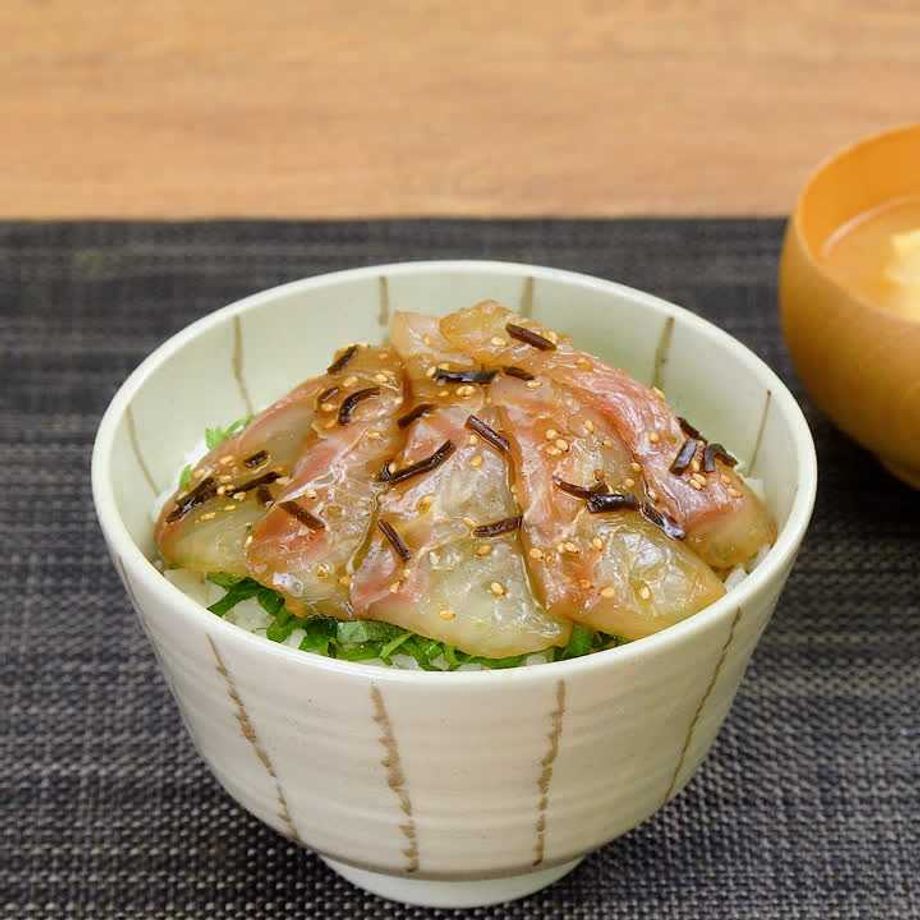 ひらめ漬け丼の魅力を徹底解剖！いつもの食卓に贅沢な一品を加えようひらめ漬け丼ひらめ漬け丼コラム兵庫県神戸三宮の海鮮丼 ならどんぶり次郎