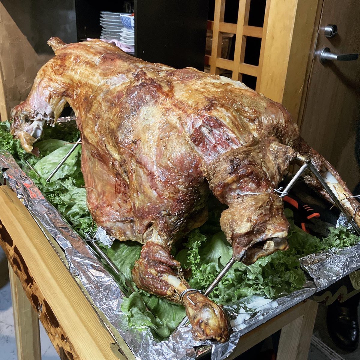 羊の丸焼きをみんなでシェア！ SNS映え間違いなしのド迫力羊にかぶりつけ東京バーゲンマニア