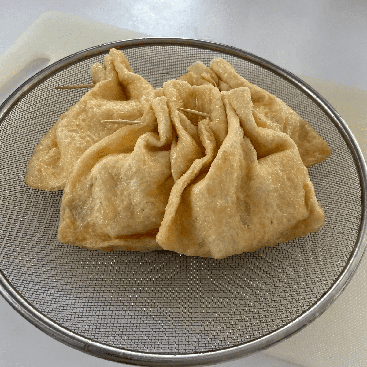 破かずにパカン！油揚げの簡単な開き方に「楽にできた」「イライラが解消された」の声 - macaroni