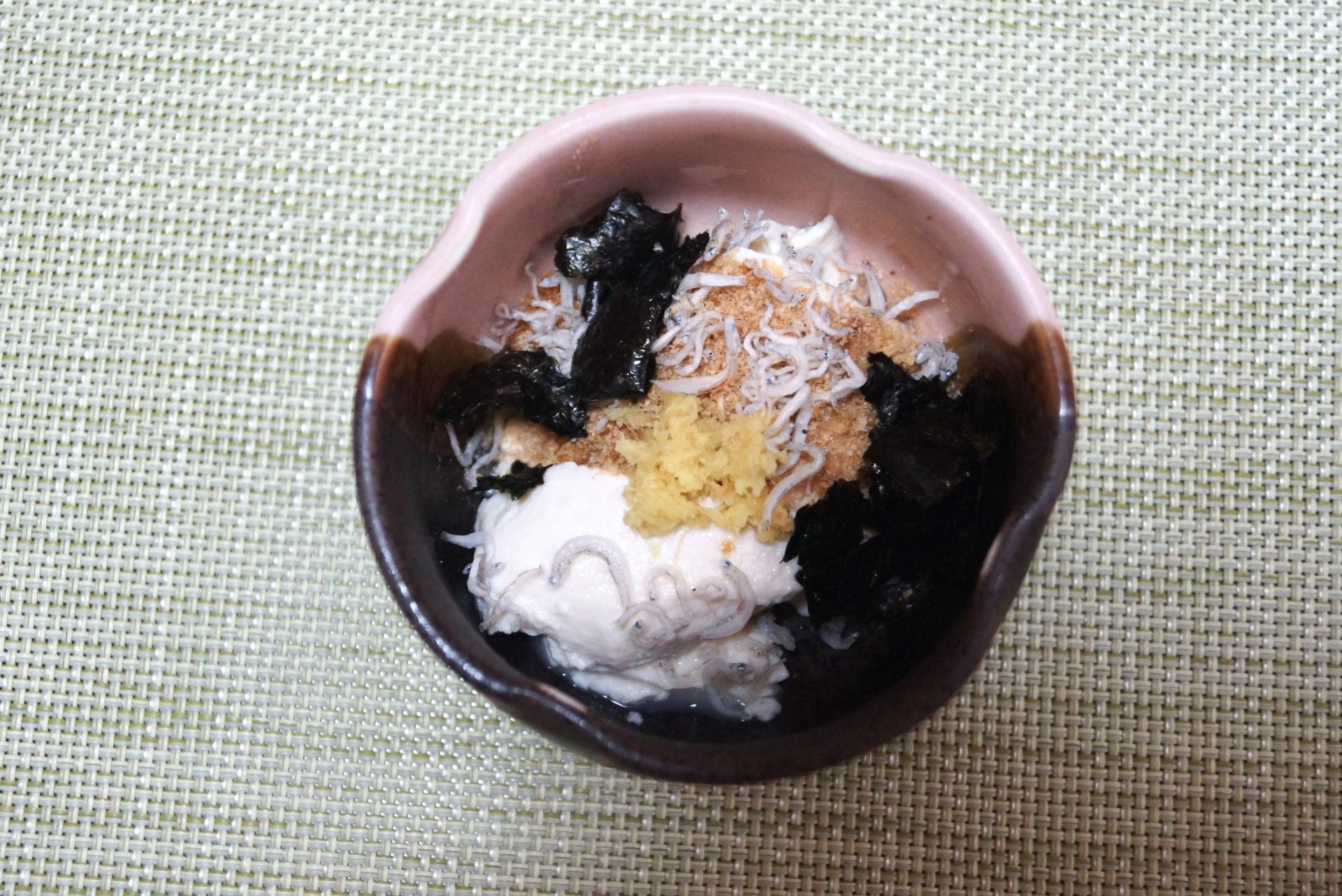 簡単・美味しい！藤田アレンジレシピ🍴有機栽培大豆100％ すっきりとした味わいのおぼろ豆腐♪ 「スプーンで食べる有機おぼろ豆腐」を使った『さっぱり！薬味おぼろ』をご紹介します🙋‍♀️✨ ◇-----------------------------------------------◇材料