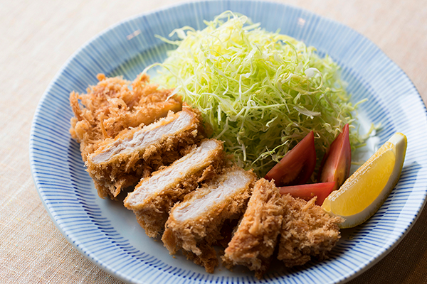 宮川豚衛門 みやがわとんえもん. 宮川豚衛門の野菜の秘密をお教えします👨‍🍳 当店では、とんかつの付け合わせ野菜を