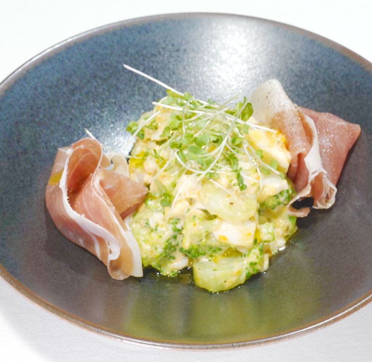 ブロッコリーとゆで卵とハムのサラダサンド