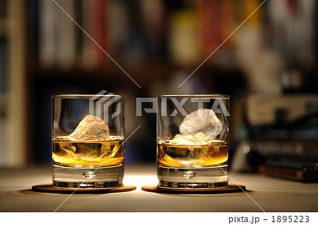 ウイスキー「オン・ザ・ロック」を楽しむ。飲み方から作り方、おすすめ銘柄をご紹介。ウイスキーを好きになるメディアBarrel-バレル