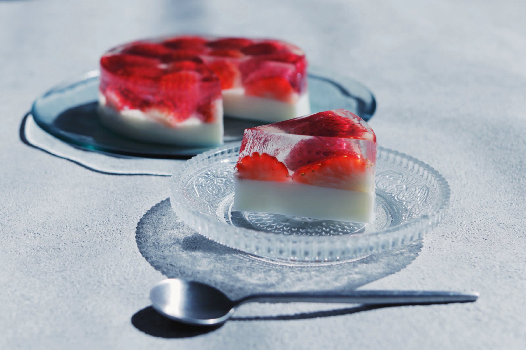 yuri.枇杷のゼリームースケーキ祖父が枇杷をたくさん送ってくれたので、ゼリーにしてレアチーズケーキと2層にしました。旬の枇杷は果肉が肉厚でおいしい🔅 クリームチーズは牛乳とレモン汁で手作りしてみました！ フィルムを剥がす時にゼリーが欠けちゃったのが