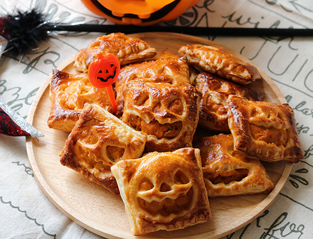 いづみや - パンプキンパイ 美味しく焼けてる。 10:00~18:00 四角のモンスターめちゃめちゃ可愛い可愛い❤ 歴史公園店13:00~17:00公園の方にもパイ持っていきます。 あ、公園、今日はアジアン雑貨のdepちゃんも参加しますよ!是非見に来てね!depパンプキンパイ