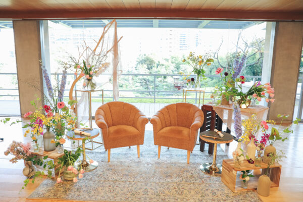 ✧₊⁎ main chair ˚✧₊⁎ メインチェアは 抜け感があり これもまたオススメです✨ 会場装花高砂チェアメインチェアチェア装花ウェディングチェアレストランウェディング東京レストランウエディング東京リストランテカノビアーノカノビアーノ