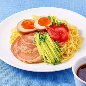 晩ごはん🍙 ◾︎ ざるラーメン 海藻麺 ◾︎ エビのニンニクバター炒め ◾︎ 蛇腹きゅうりのピリ辛 ◾︎ つぶ煮 ◾︎ 冷奴 ◾︎鶏と夏野菜の揚げ浸し 作り置き ◾︎ サラダ 暑いと麺類増えるよね😆♪ で、麺類の日の副菜にいつも困る😭 鍋の日の副菜も カレーの日の副菜も