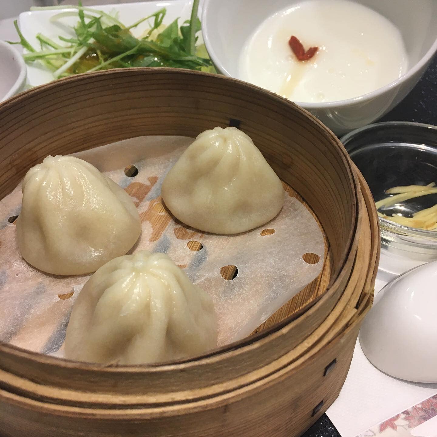 あかさたな寿限無亭 岐阜県岐阜市京風らーめん 616円、いそべ巻き 638円 2024.4.7-098たぶん小学生の頃、母親に連れられて以来の再訪。 こってりパワフルが主流の京都ラーメンと正反対、他県民が勝手に抱く「京風」を体現したあっさりスープ。紅生姜をどこで使う