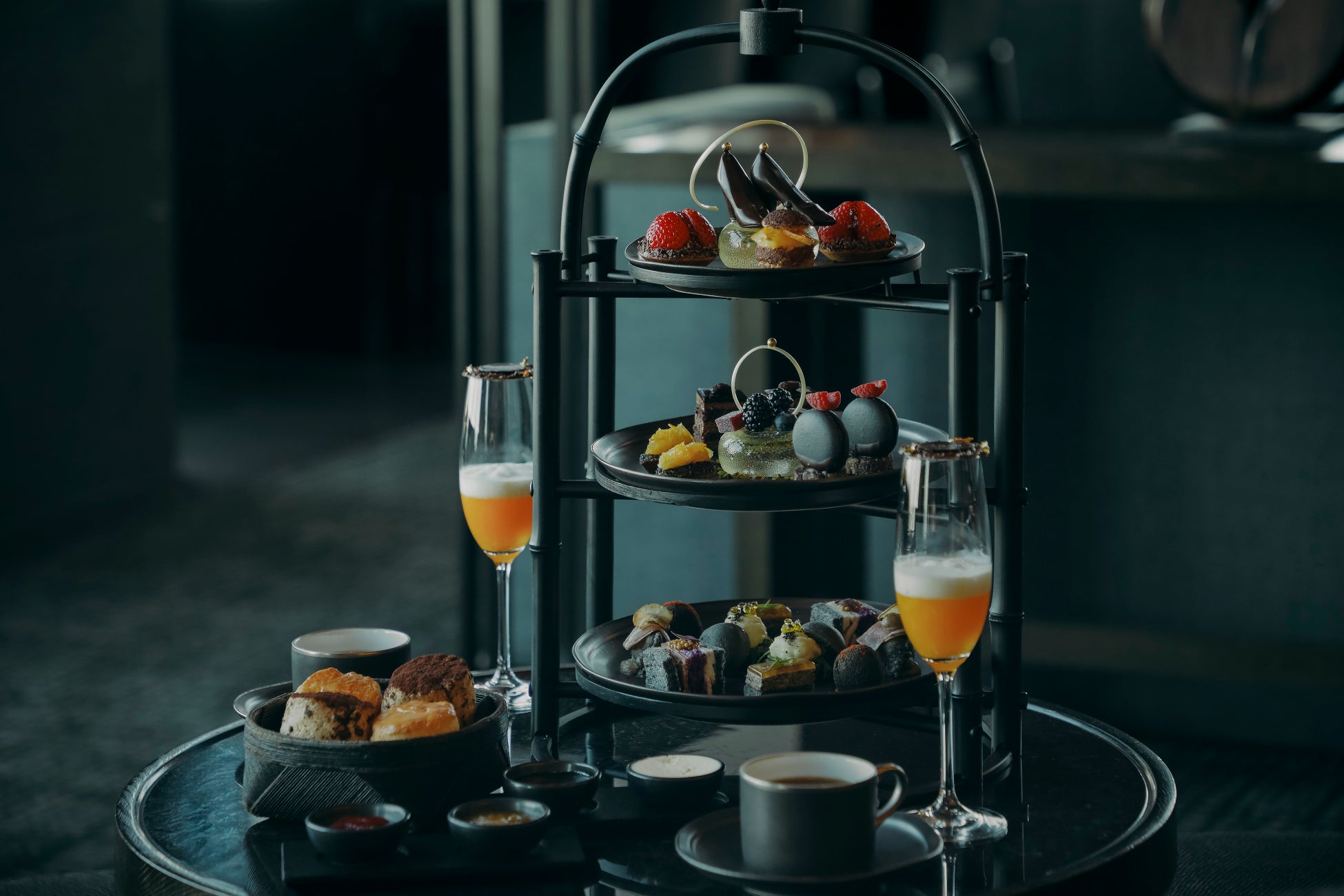 Savour the taste of the season's vitality. Aman Tokyo's original juices aremade from 100% fruit, free from additives and perfectly chilled. 果汁100%の アマン東京オリジナルジュース。添加物や防腐剤を使用せず、まるでフルーツそのものを味わっているかのよう