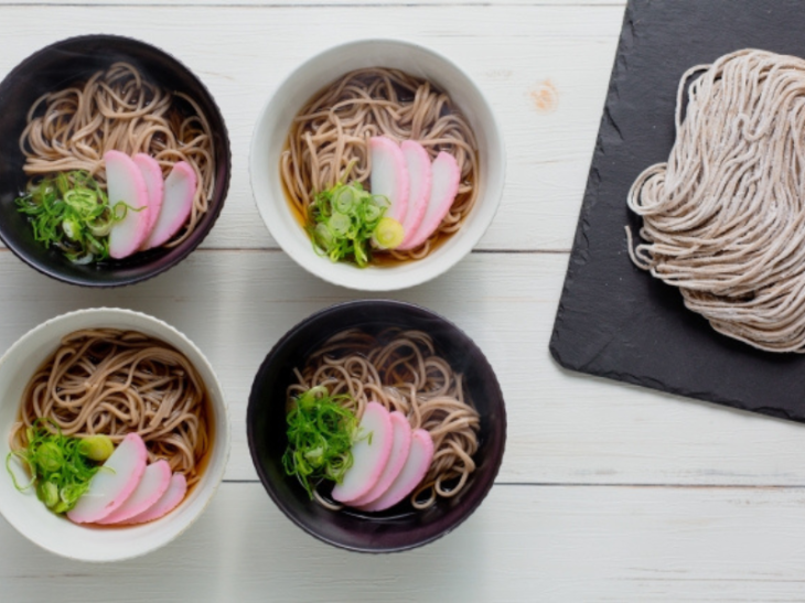 冷やしそばと野菜の天ぷら盛り合わせ