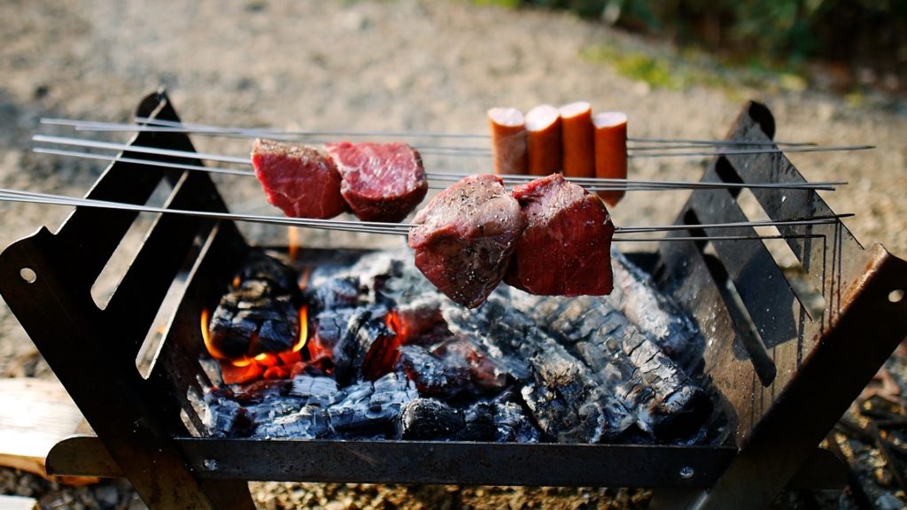 簡単BBQレシピ「塊牛肉のシュラスコ風」 - キャンプ料理レシピHondaキャンプHonda公式サイト