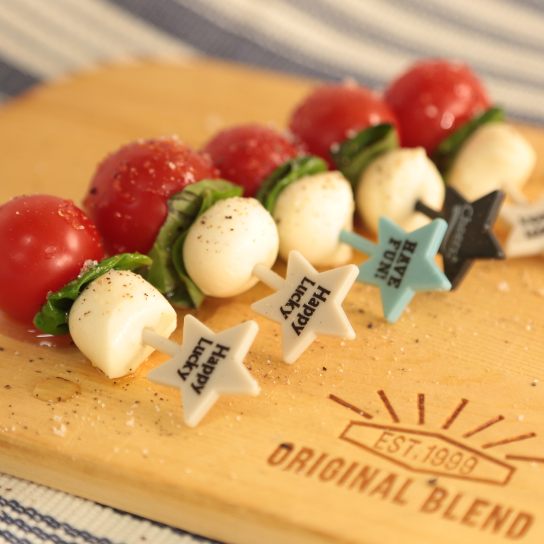 フード⁡ おつまみのご紹介 ⁡ カプレーゼのピンチョスと呼ぶのかマルゲリータのタパスと言うのか ⁡今年バー カフェでよくお出ししているオススメ品です ⁡ ニンニク唐辛子オリーブオイルを効かせています ⁡お酒のツマミとしてだけでなくソフトドリンクのお供にも