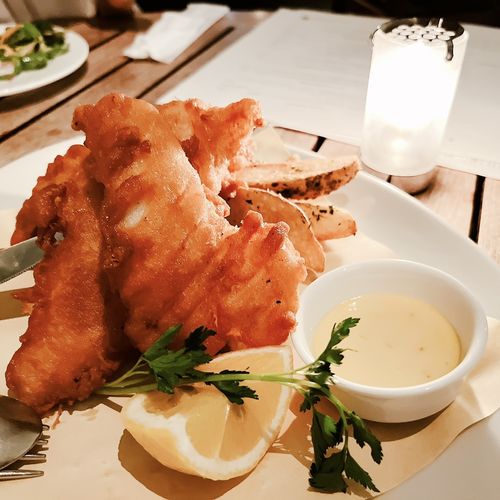 揚げたてアツアツのフィッシュ＆チップスが絶品！ 本格イギリス風パブが移転オープン 東京駅食べログマガジン